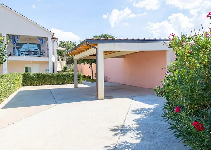 Kalura Villa *