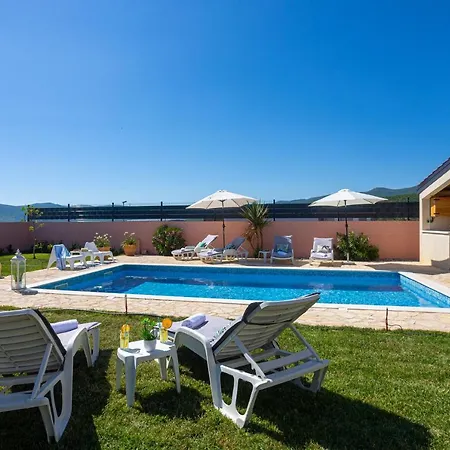 Kalura Villa *